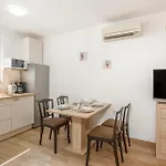 Prázdninový dům 1 Bedroom Front In Malinska