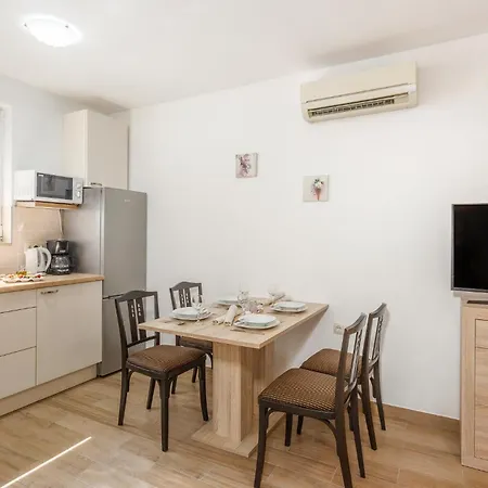 Feriehus Beautiful In With Kitchen Malinska