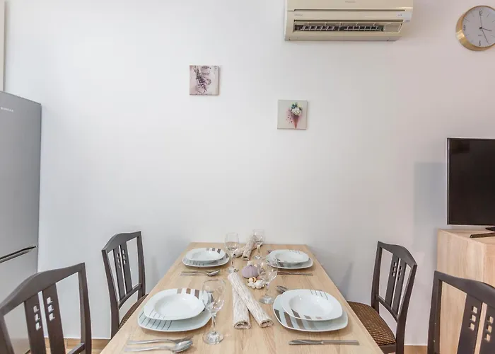 Beautiful In With Kitchen بيت للعطل مالينسكا