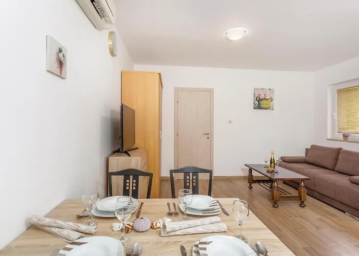 Beautiful In With Kitchen بيت للعطل مالينسكا